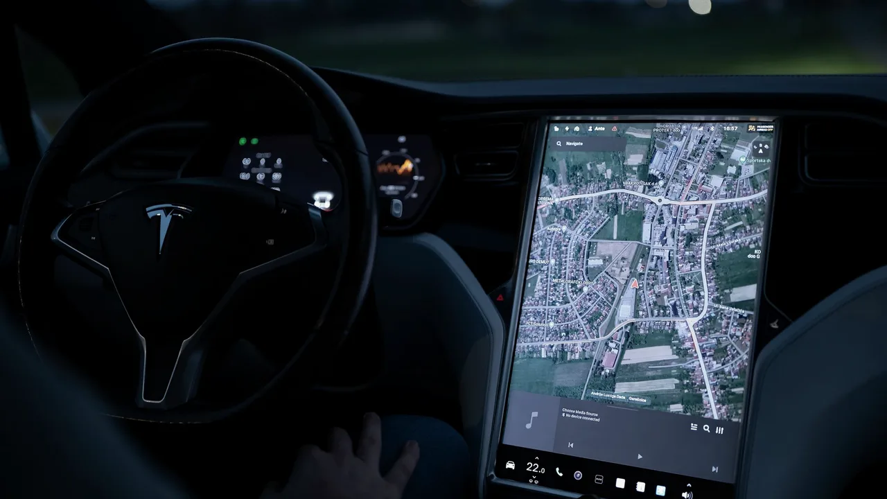 tela escura de navegação mostrando um painel com mapa e configurações, iluminada por luz âmbar