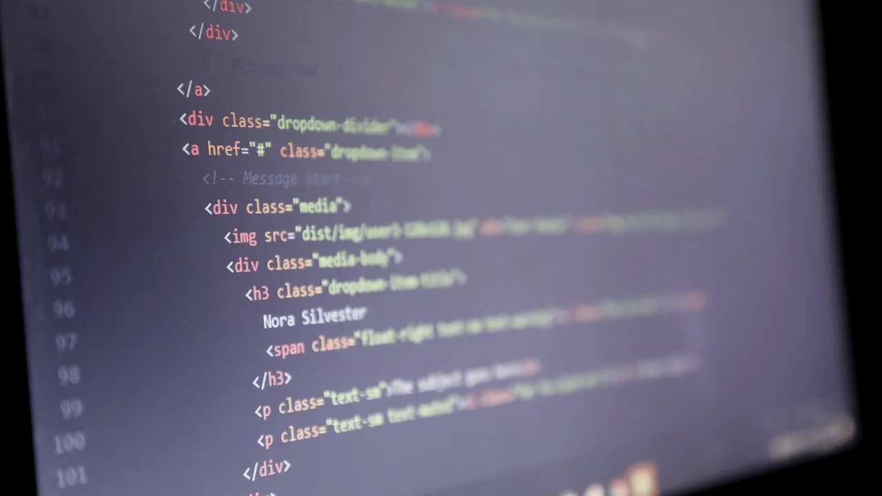 Código HTML em tela de computador, com tags de imagem, títulos e links