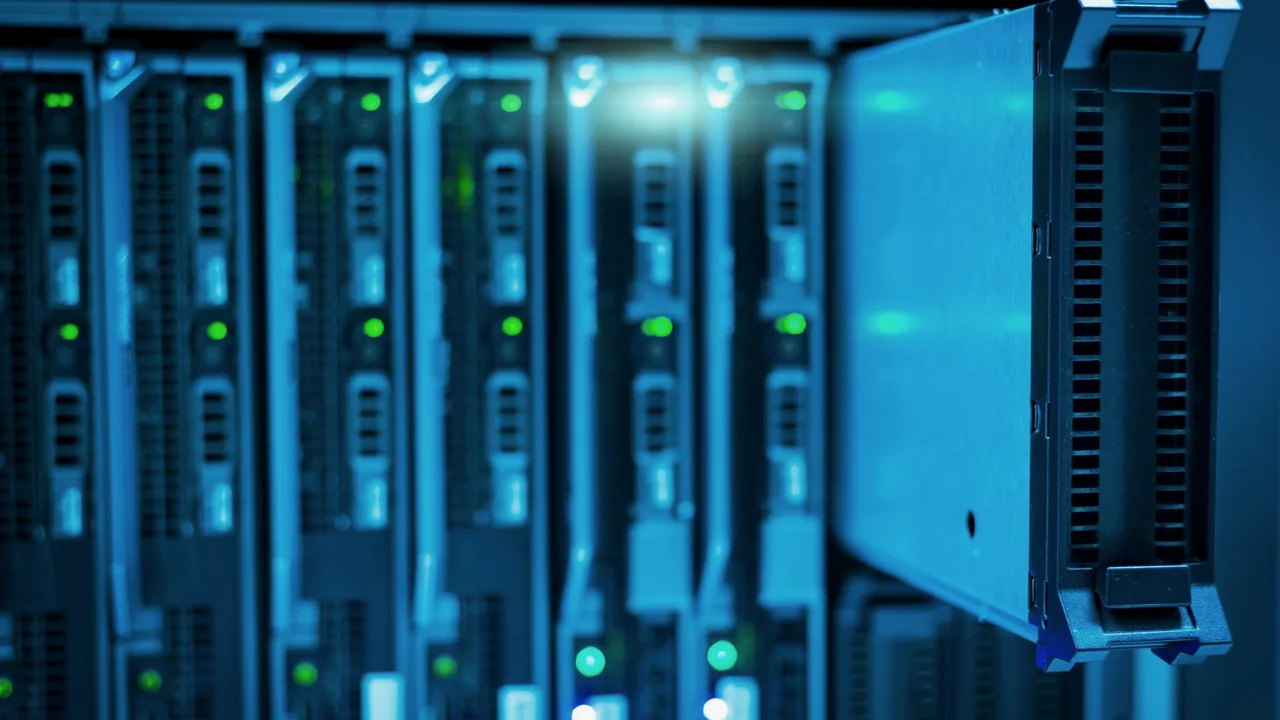 Servidores em um rack de data center, com luzes azuis e verdes indicando atividade